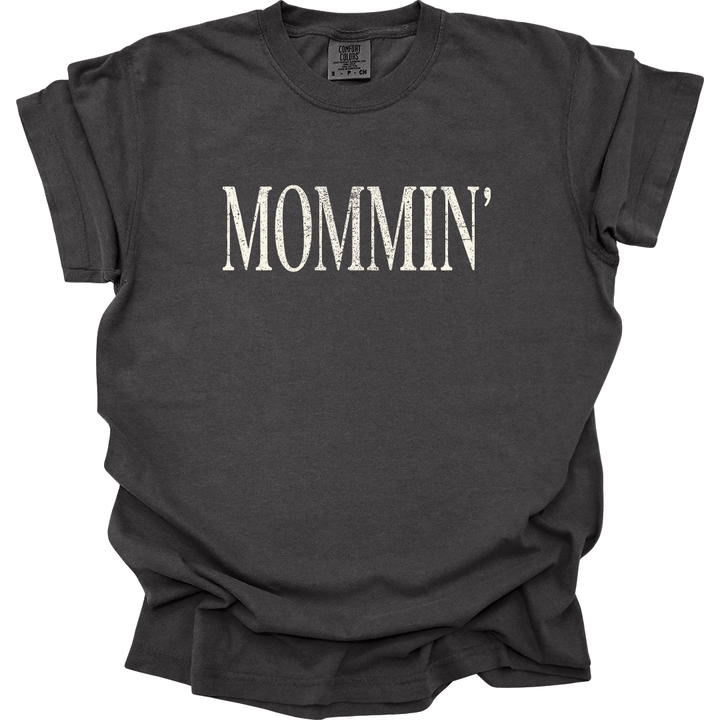 Mommin' Tee