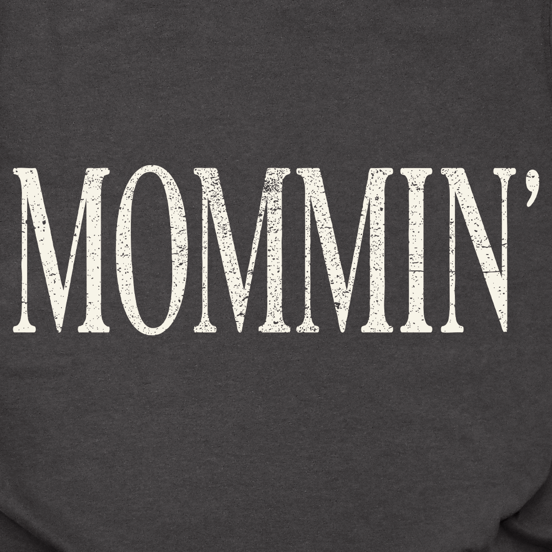 Mommin' Tee